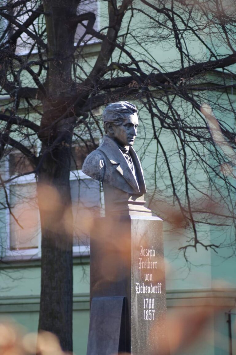 Popiersie nieopodal dawnego domu poety fot. Marcin Pinkowski